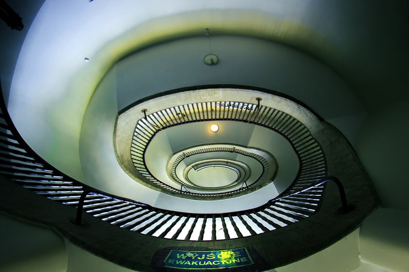 Monika Grobelna fotografuje wrocławskie kamienice. Klatki schodowe