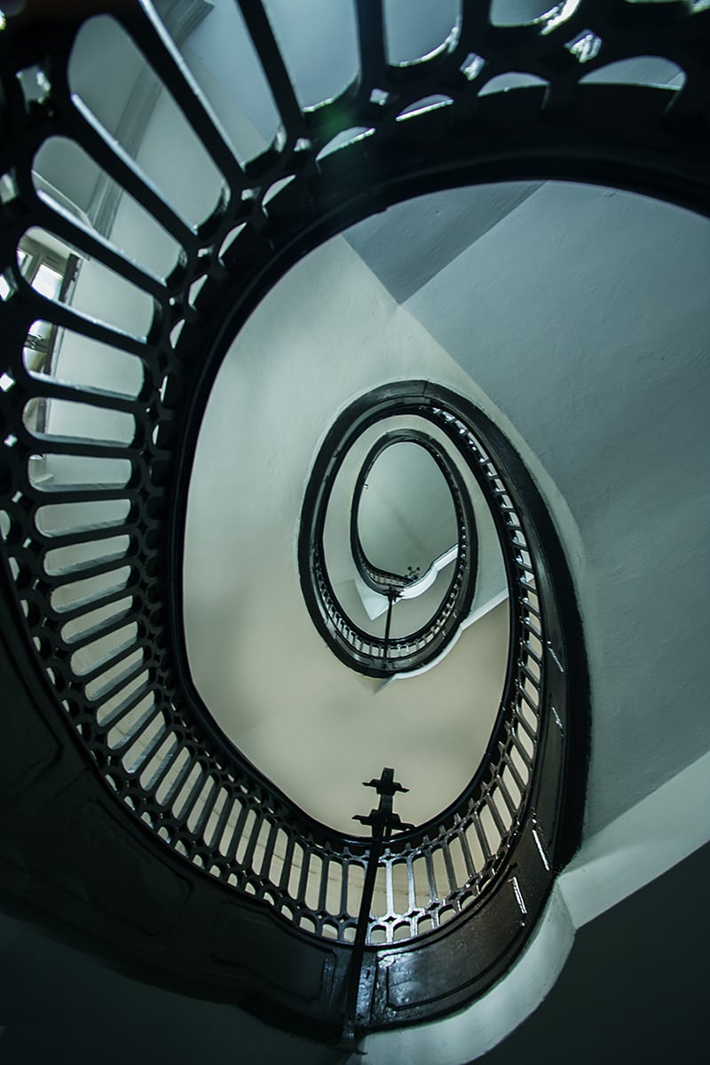 Monika Grobelna fotografuje wrocławskie kamienice. Klatki schodowe