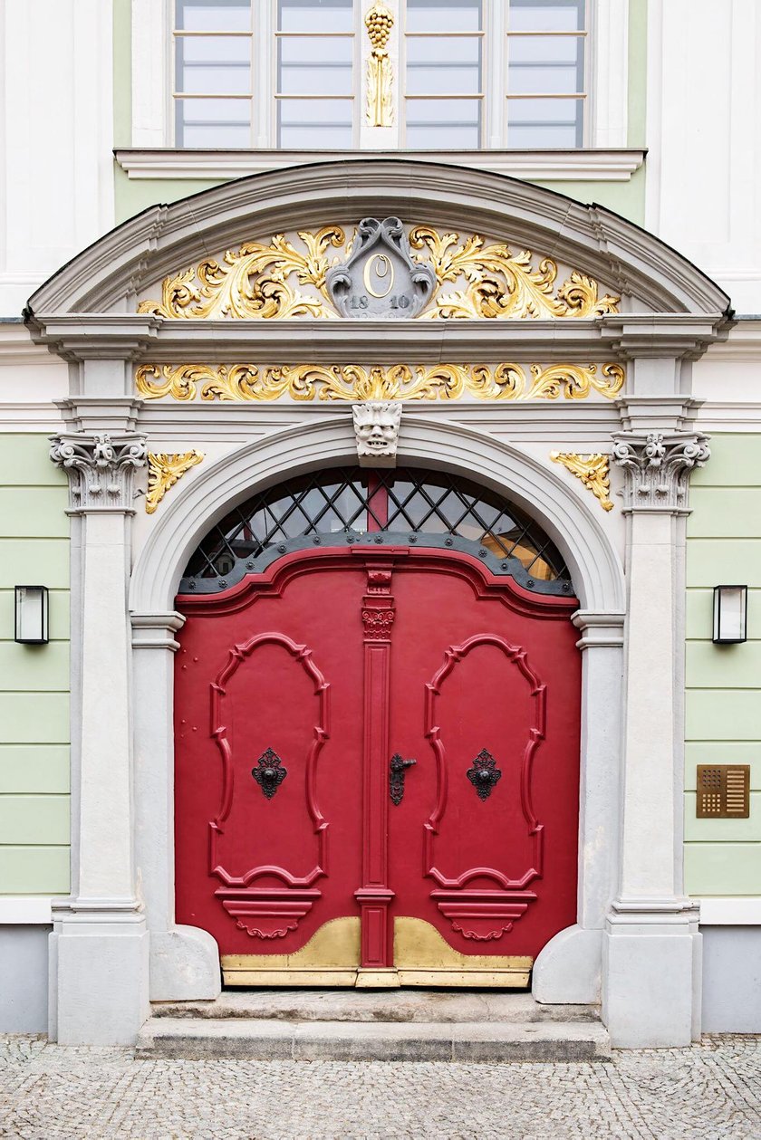 Wyremontowana kamienica Oppenheim&oacute;w przy pl. Solnym 4. Czerwona brama wejściowa
