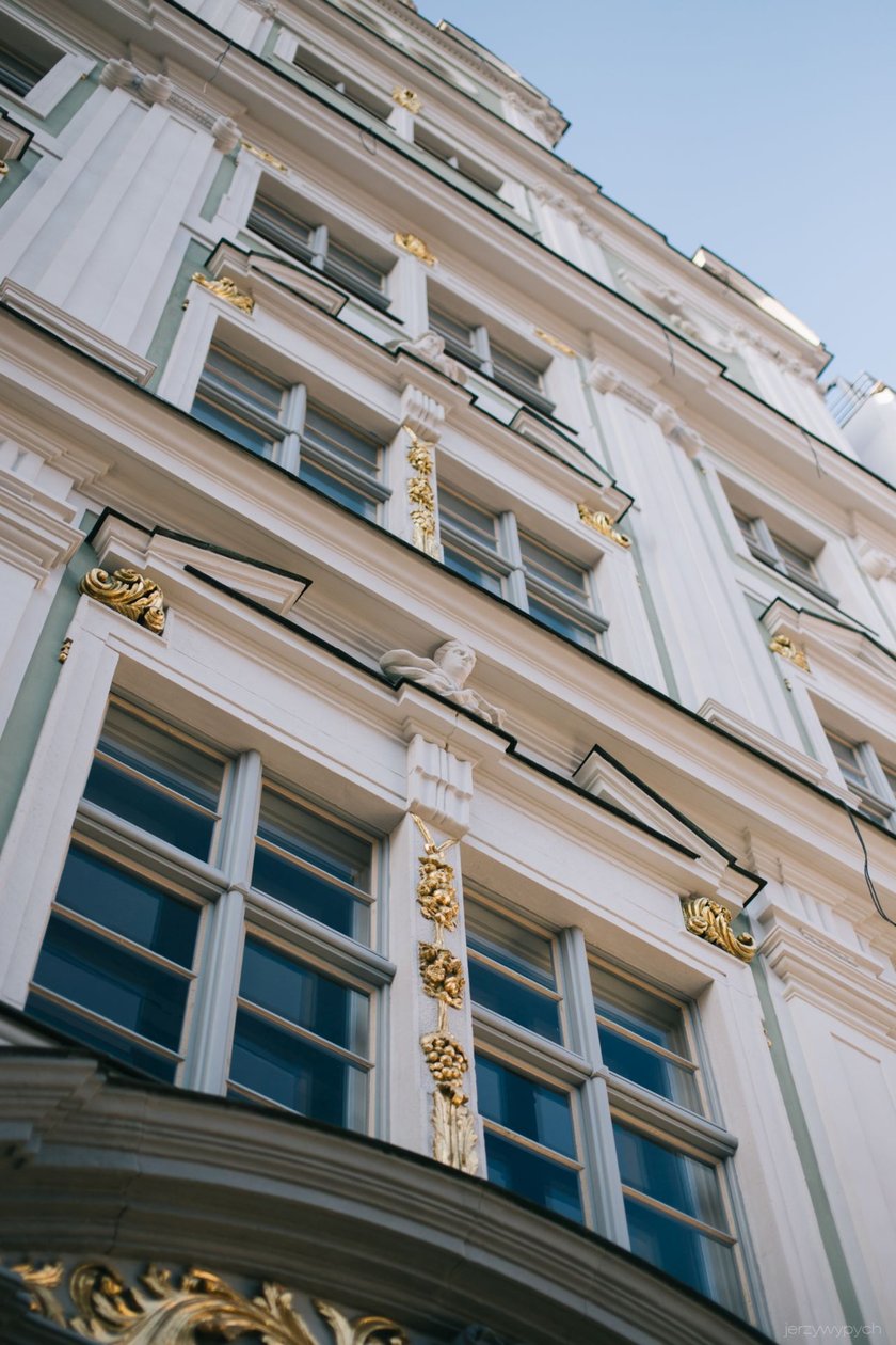 Kamienica Oppenheim&oacute;w przy pl. Solnym 4 po remoncie. Zbliżenie na pięknie odrestaurowane szczeg&oacute;ły