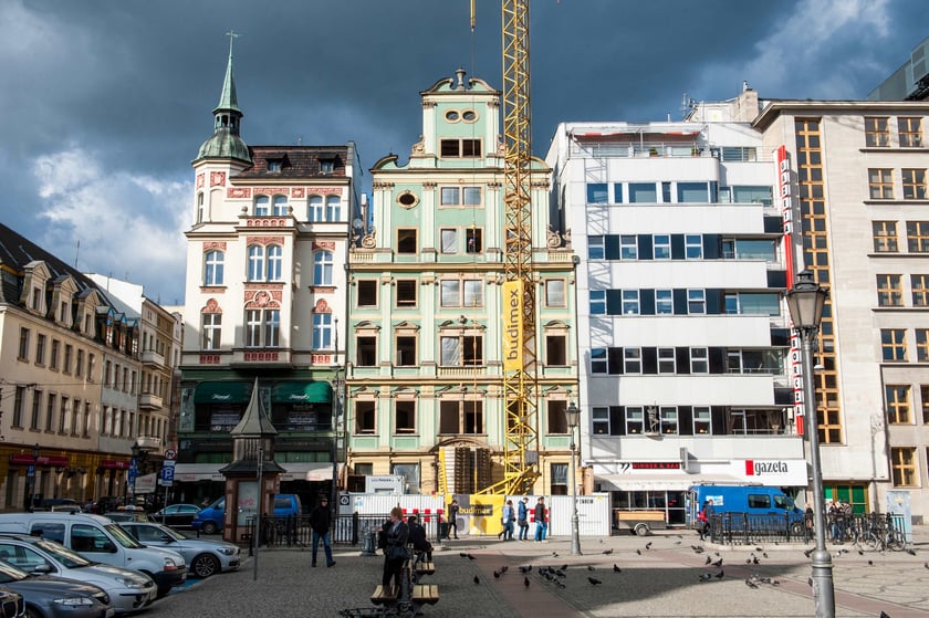 Kamienica Oppenheim&oacute;w przy pl. Solnym 4 podczas remontu. Widok z zewnątrz