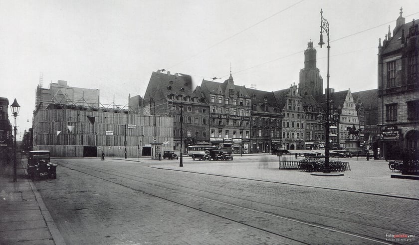 Budynek banku w Rynku (w budowie)
