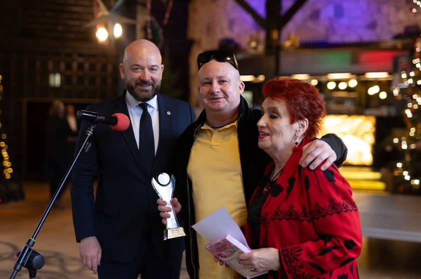 Mateusz Grzęda twierdzi, że pomaganie innym, zwłaszcza uboższym, to nie rodzaj poświęcenia, ale chęć wypływająca z serca