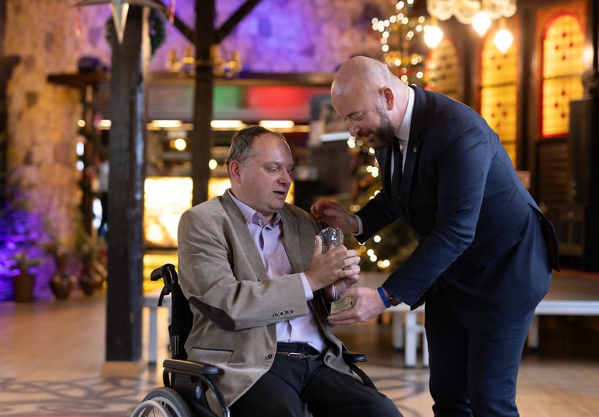 Maciej Kieres &ndash; skrupulatny, obowiązkowy, odważny, bo tak ukształtowało go harcerstwo. I dlatego tak dzielnie walczy ze swoją chorobą, poruszając się na w&oacute;zku