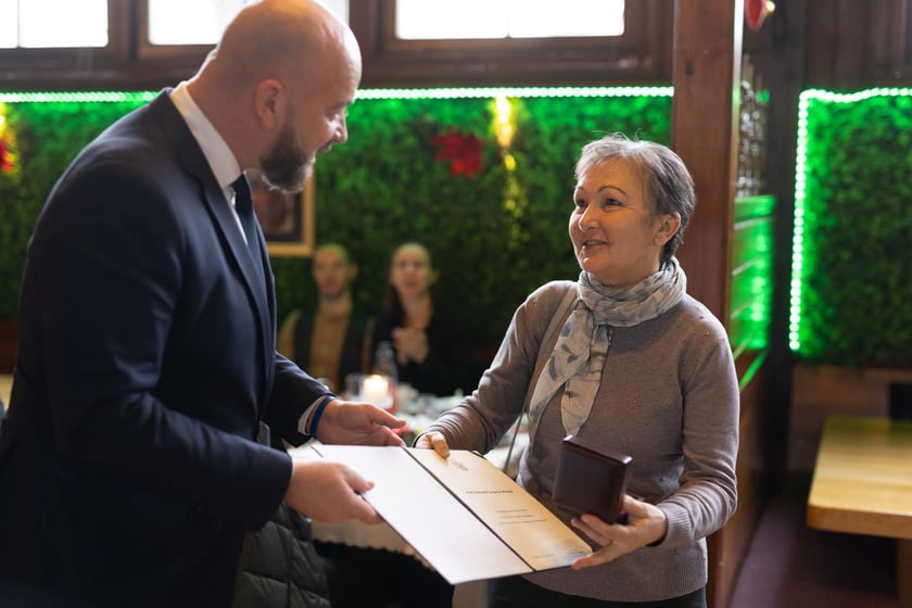 Medal &bdquo;Zasłużony dla Wrocławia&rdquo;, przyznany w 2020 r. lek. med. Danucie Świercz-Wronie, został przekazany Barbarze Żebrowskiej z Polskiego Stowarzyszenia Diabetyk&oacute;w