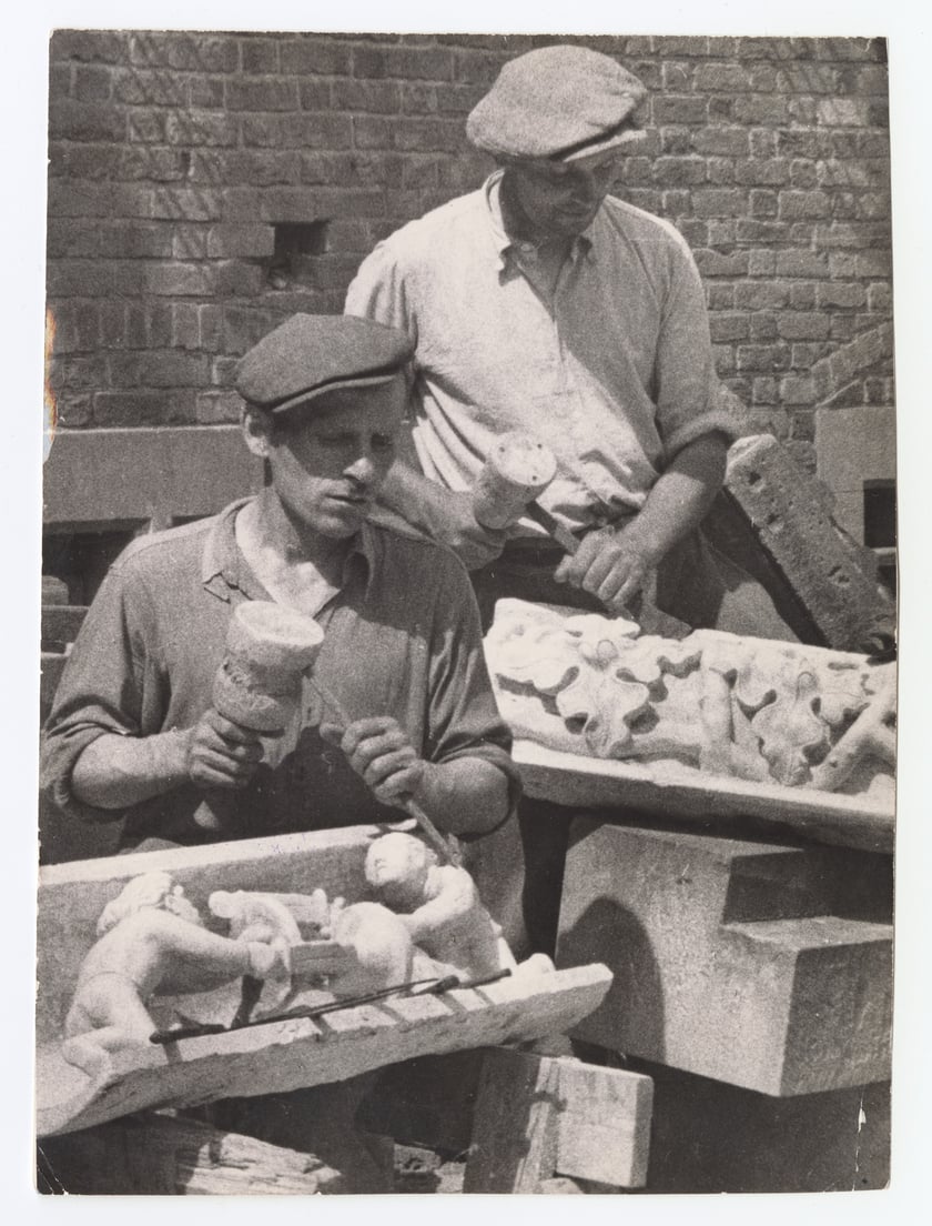 Kamieniarze wykuwający gzymsy dla wrocławskiego Ratusza, 1949