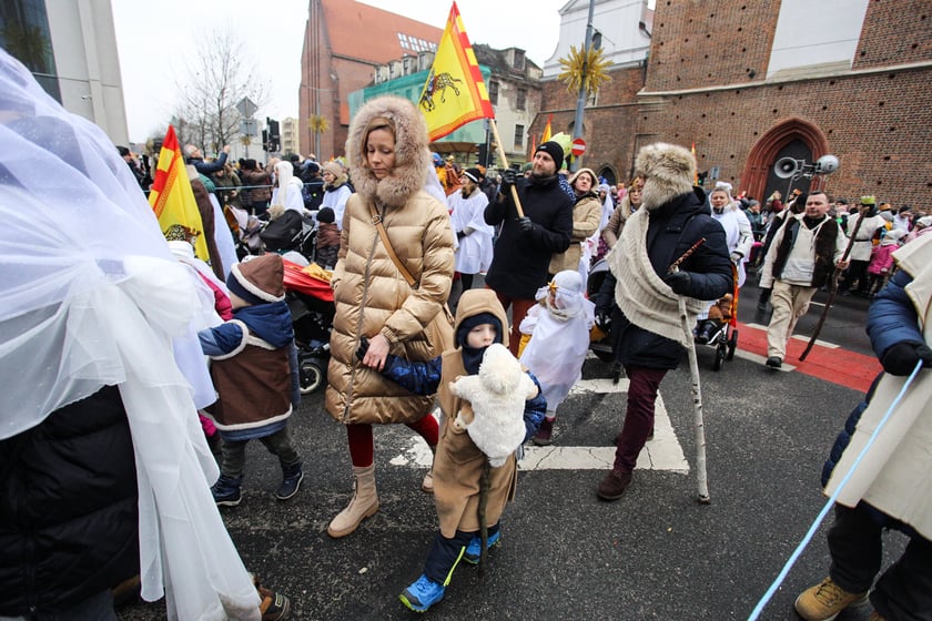 Uczestnicy Orszaku Trzech Króli 2024