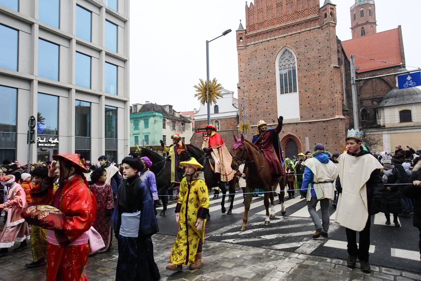 Uczestnicy Orszaku Trzech Króli 2024