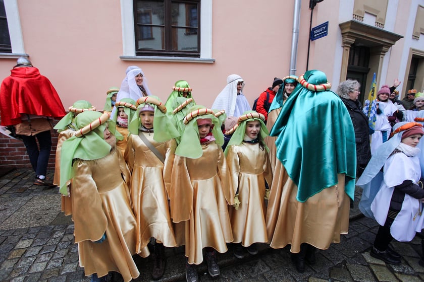 Uczestnicy Orszaku Trzech Króli 2024