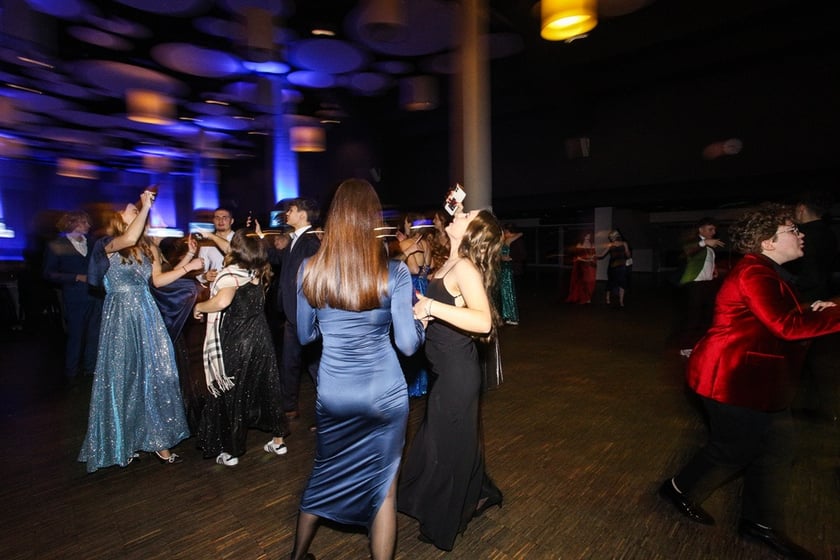 Studni&oacute;wka uczni&oacute;w ostatnich klas Liceum Og&oacute;lnokształcącego nr I im. Danuty Siedzik&oacute;wny &bdquo;Inki&rdquo; we Wrocławiu