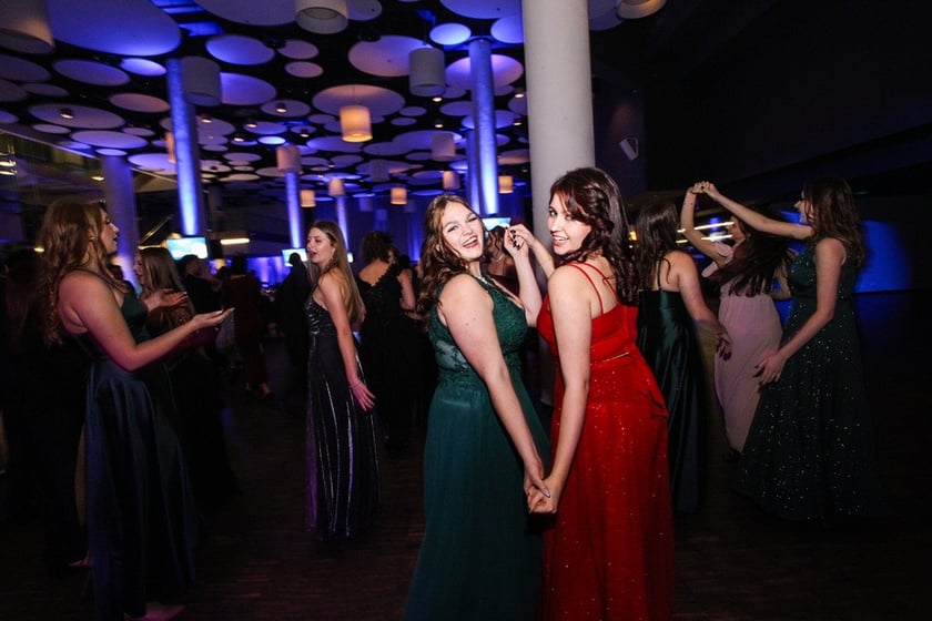 Studni&oacute;wka uczni&oacute;w ostatnich klas Liceum Og&oacute;lnokształcącego nr I im. Danuty Siedzik&oacute;wny &bdquo;Inki&rdquo; we Wrocławiu