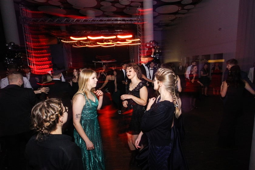 Studni&oacute;wka uczni&oacute;w ostatnich klas Liceum Og&oacute;lnokształcącego nr I im. Danuty Siedzik&oacute;wny &bdquo;Inki&rdquo; we Wrocławiu