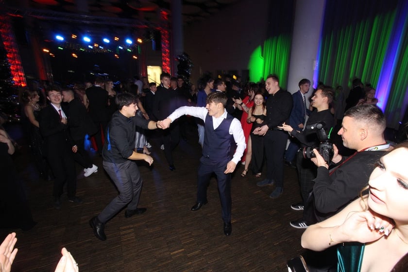 Studni&oacute;wka uczni&oacute;w ostatnich klas Liceum Og&oacute;lnokształcącego nr I im. Danuty Siedzik&oacute;wny &bdquo;Inki&rdquo; we Wrocławiu