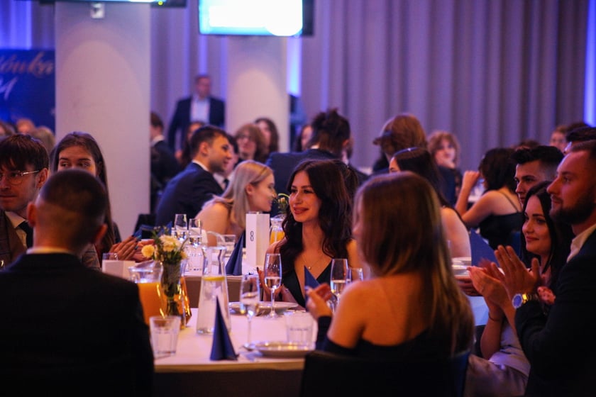 Studni&oacute;wka uczni&oacute;w ostatnich klas Liceum Og&oacute;lnokształcącego nr I im. Danuty Siedzik&oacute;wny &bdquo;Inki&rdquo; we Wrocławiu