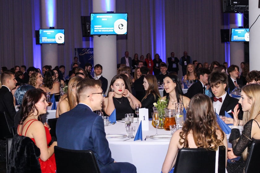 Studni&oacute;wka uczni&oacute;w ostatnich klas Liceum Og&oacute;lnokształcącego nr I im. Danuty Siedzik&oacute;wny &bdquo;Inki&rdquo; we Wrocławiu