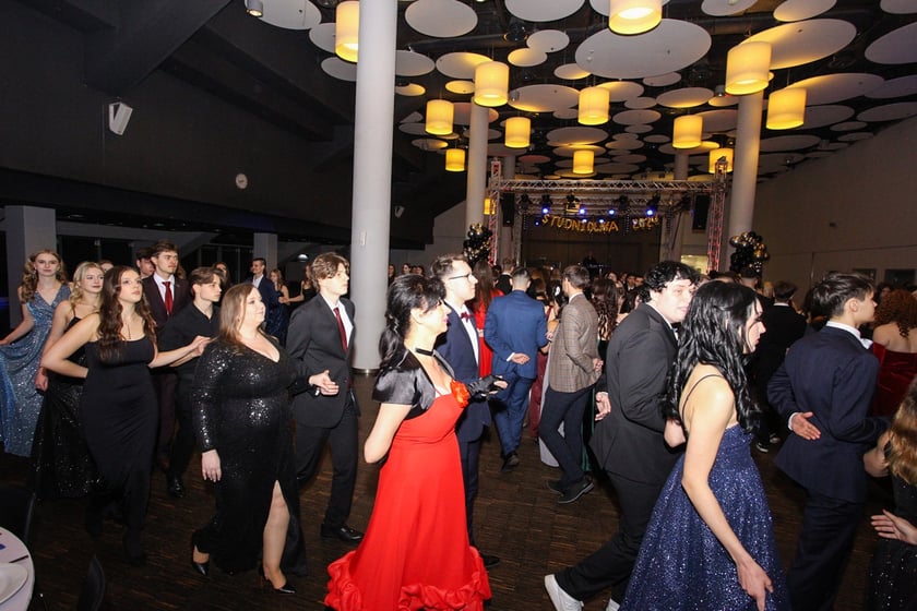 Studni&oacute;wka uczni&oacute;w ostatnich klas Liceum Og&oacute;lnokształcącego nr I im. Danuty Siedzik&oacute;wny &bdquo;Inki&rdquo; we Wrocławiu