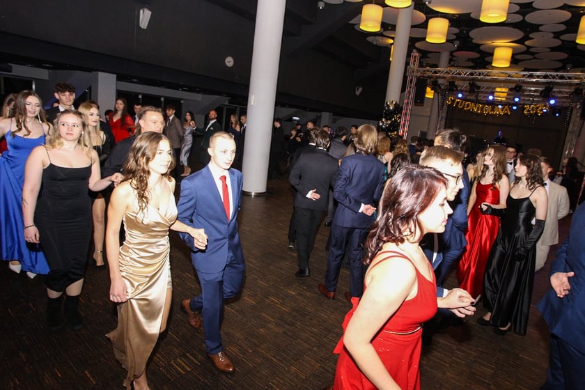 Studni&oacute;wka uczni&oacute;w ostatnich klas Liceum Og&oacute;lnokształcącego nr I im. Danuty Siedzik&oacute;wny &bdquo;Inki&rdquo; we Wrocławiu