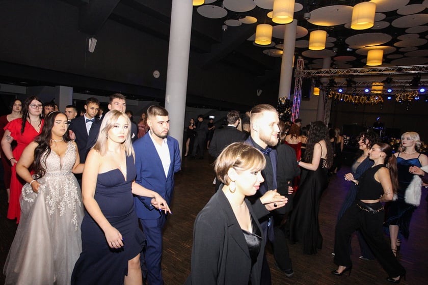 Studni&oacute;wka uczni&oacute;w ostatnich klas Liceum Og&oacute;lnokształcącego nr I im. Danuty Siedzik&oacute;wny &bdquo;Inki&rdquo; we Wrocławiu