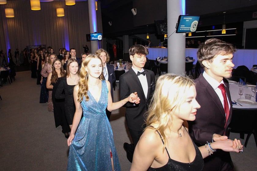 Studni&oacute;wka uczni&oacute;w ostatnich klas Liceum Og&oacute;lnokształcącego nr I im. Danuty Siedzik&oacute;wny &bdquo;Inki&rdquo; we Wrocławiu