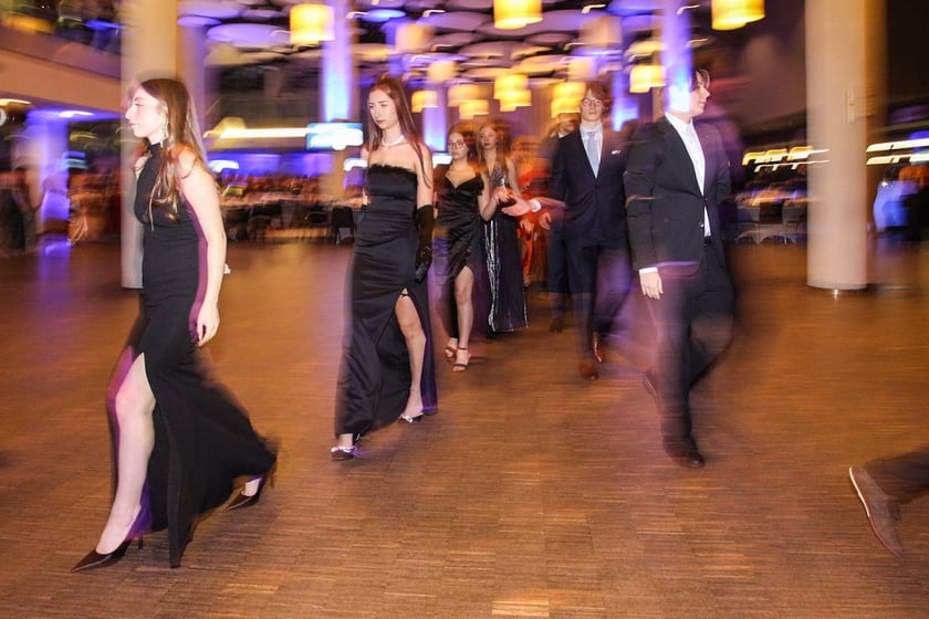 Studni&oacute;wka uczni&oacute;w ostatnich klas Liceum Og&oacute;lnokształcącego nr I im. Danuty Siedzik&oacute;wny &bdquo;Inki&rdquo; we Wrocławiu