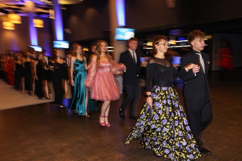 Studni&oacute;wka uczni&oacute;w ostatnich klas Liceum Og&oacute;lnokształcącego nr I im. Danuty Siedzik&oacute;wny &bdquo;Inki&rdquo; we Wrocławiu