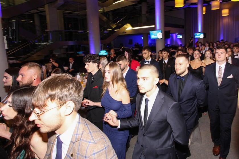 Studni&oacute;wka uczni&oacute;w ostatnich klas Liceum Og&oacute;lnokształcącego nr I im. Danuty Siedzik&oacute;wny &bdquo;Inki&rdquo; we Wrocławiu