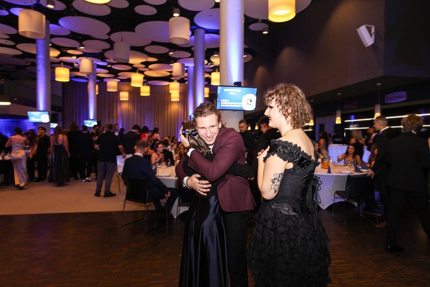 Studni&oacute;wka uczni&oacute;w ostatnich klas Liceum Og&oacute;lnokształcącego nr I im. Danuty Siedzik&oacute;wny &bdquo;Inki&rdquo; we Wrocławiu