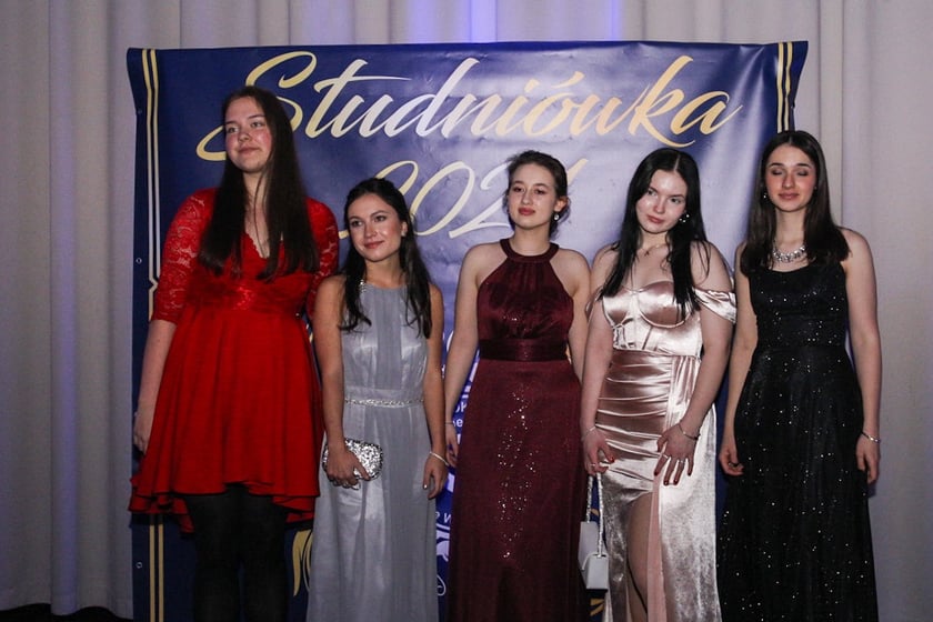 Studni&oacute;wka uczni&oacute;w ostatnich klas Liceum Og&oacute;lnokształcącego nr I im. Danuty Siedzik&oacute;wny &bdquo;Inki&rdquo; we Wrocławiu