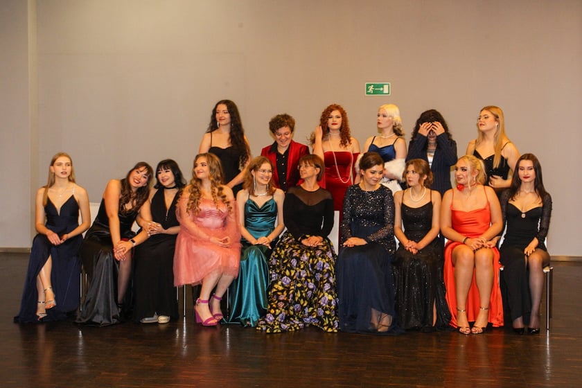 Studni&oacute;wka uczni&oacute;w ostatnich klas Liceum Og&oacute;lnokształcącego nr I im. Danuty Siedzik&oacute;wny &bdquo;Inki&rdquo; we Wrocławiu