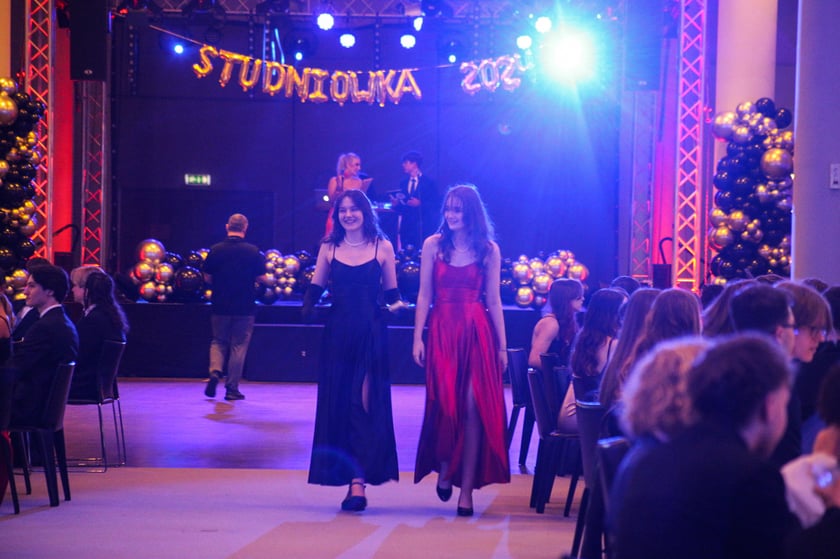 Studni&oacute;wka uczni&oacute;w ostatnich klas Liceum Og&oacute;lnokształcącego nr I im. Danuty Siedzik&oacute;wny &bdquo;Inki&rdquo; we Wrocławiu