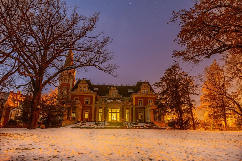 Pałac Korn&oacute;w w Pawłowicach powstał w XIX wieku. W odrestaurowanym budynku i dawnej oborze powstało należące do Uniwersytetu Przyrodniczego nowoczesne Centrum Edukacyjno-Rozwojowe Pałac Wrocław Pawłowice z miejscami noclegowymi, salami konferencyjnymi i reprezentacyjną salą bankietową, kt&oacute;rą można wynająć np. na wesele.
&nbsp;