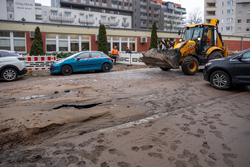 Ekipa remontowa MPWiK na ul. Inowrocławskiej