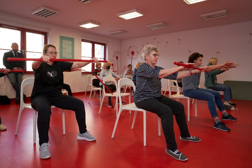 Wizyta prezydenta Wrocławia Jacka Sutryka w Fundacji Siwy Dym, kt&oacute;ra prowadzi zajęcia dla zmagających się z depresją kobiet po 60. roku życia - zajęcia terapeutyczne