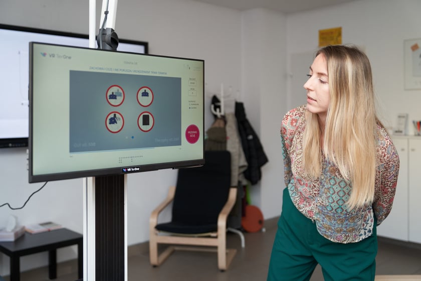 Wizyta prezydenta Wrocławia Jacka Sutryka w Fundacji Siwy Dym, kt&oacute;ra prowadzi zajęcia dla zmagających się z depresją kobiet po 60. roku życia - Jacek Sutryk uczestniczy w wirtualnym ogrodzie terapeutycznym&nbsp;