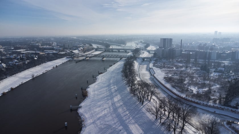 Kleczk&oacute;w - okolice elewatora zbożowego stojącego przy ul. Rychtalskiej