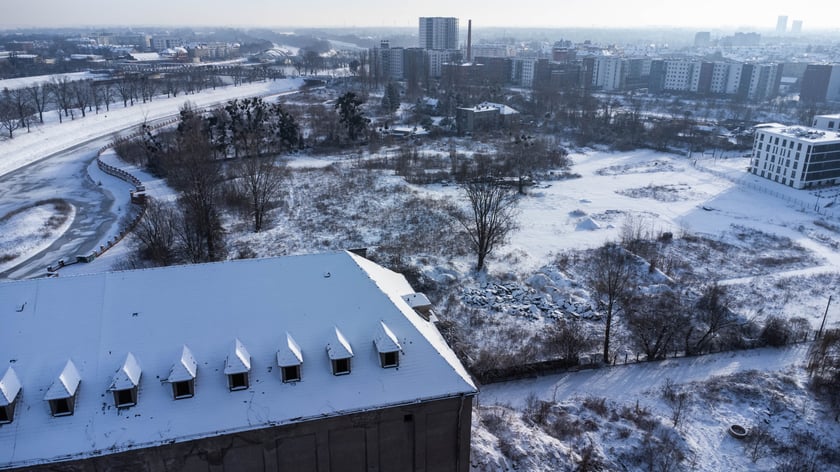 Kleczk&oacute;w - okolice elewatora zbożowego stojącego przy ul. Rychtalskiej, na zdjęciu widać r&oacute;wnież dach elewatora