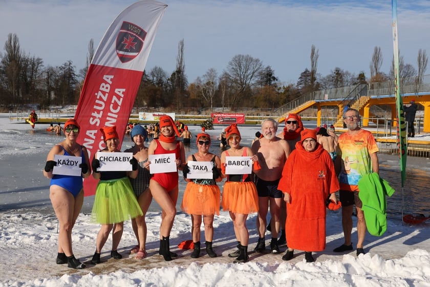 Wrocławskie Morsy świętują Dzień Babci i Dziadk