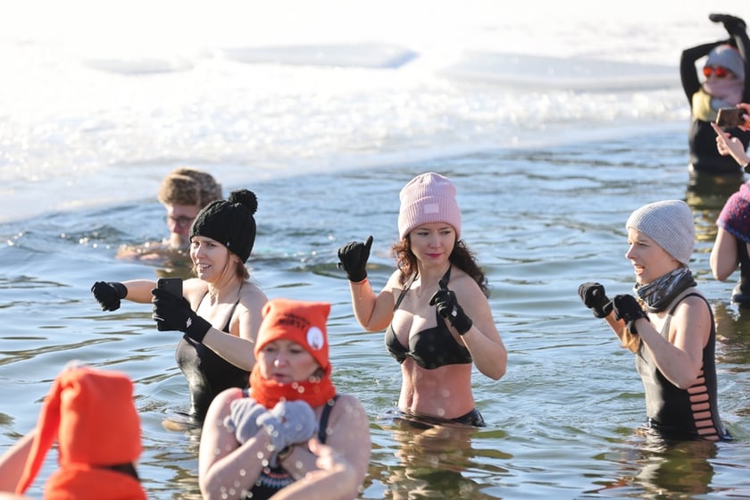 Wrocławskie Morsy świętują Dzień Babci i Dziadk