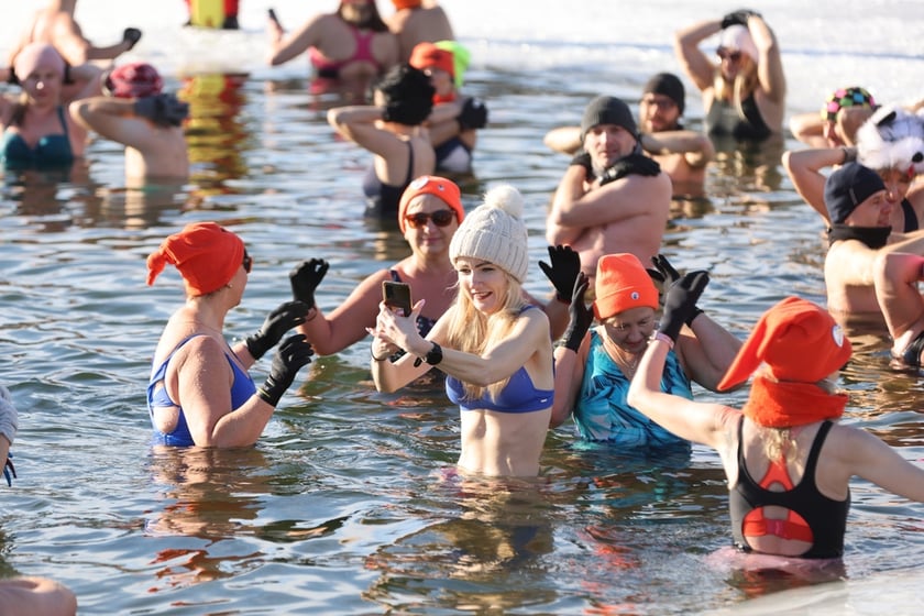 Wrocławskie Morsy świętują Dzień Babci i Dziadk