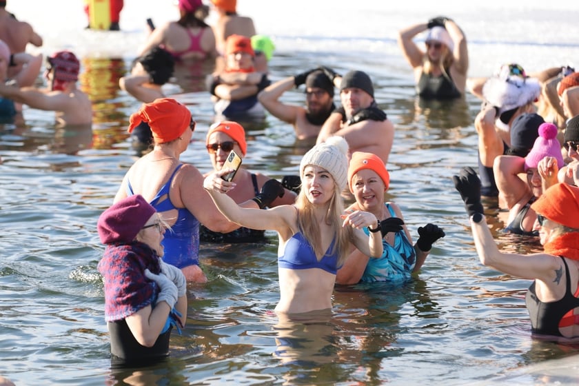 Wrocławskie Morsy świętują Dzień Babci i Dziadk