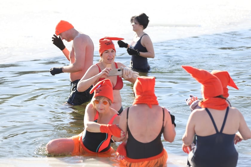 Wrocławskie Morsy świętują Dzień Babci i Dziadk