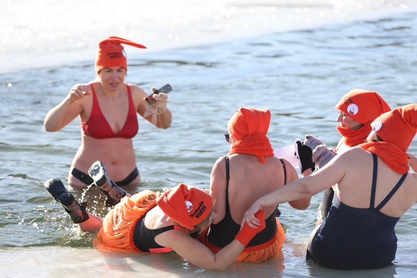 Wrocławskie Morsy świętują Dzień Babci i Dziadk