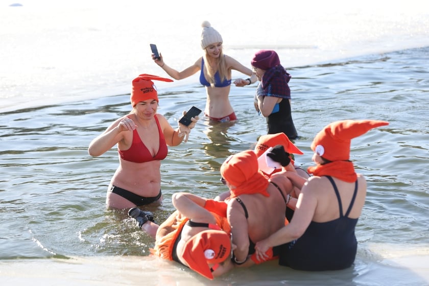 Wrocławskie Morsy świętują Dzień Babci i Dziadk