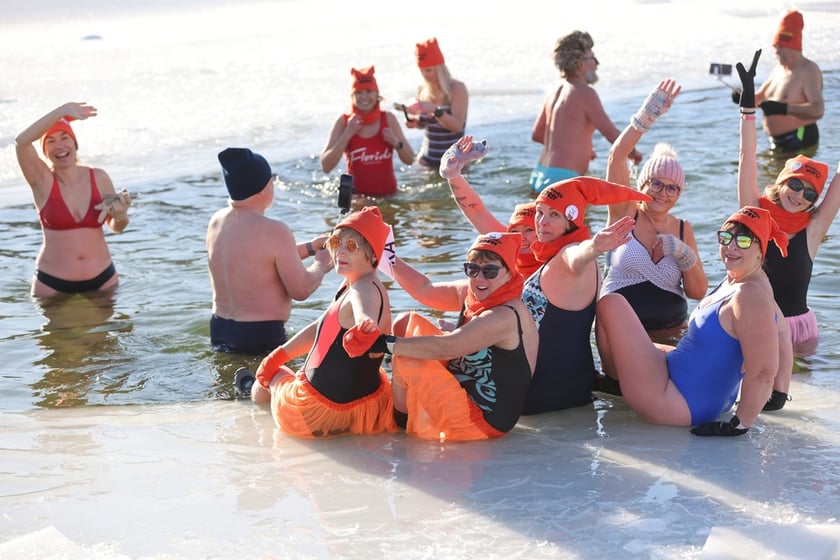 Wrocławskie Morsy świętują Dzień Babci i Dziadk