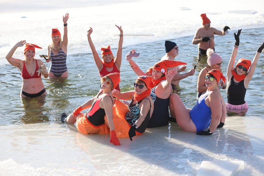 Wrocławskie Morsy świętują Dzień Babci i Dziadk