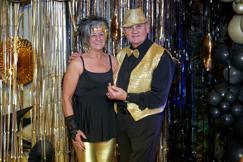 Bal seniorów w stylu lat 80. w restauracji Letniej przy wrocławskim zoo.