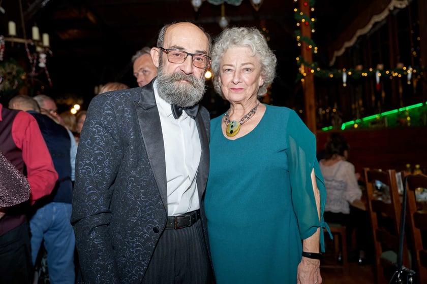 Bal seniorów w stylu lat 80. w restauracji Letniej przy wrocławskim zoo.