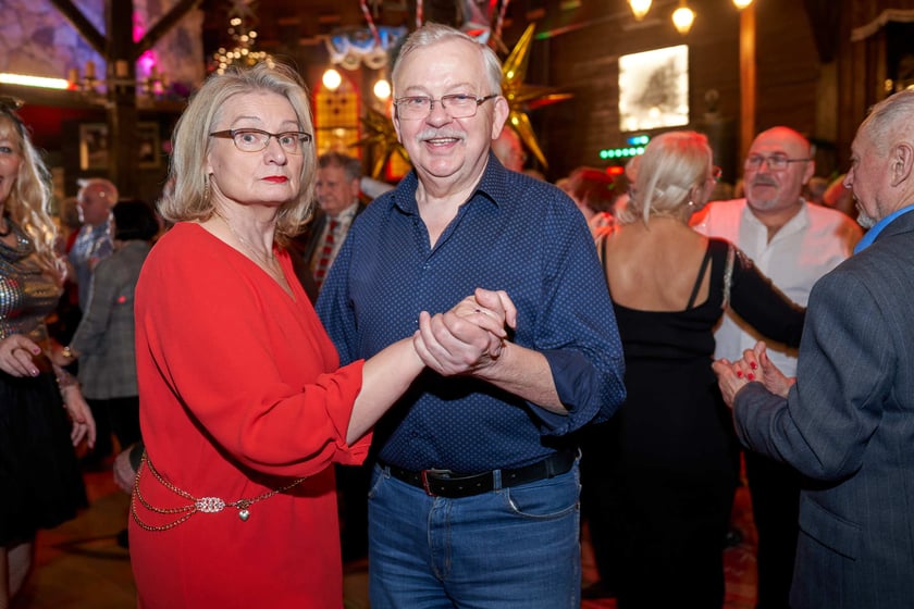 Bal seniorów w stylu lat 80. w restauracji Letniej przy wrocławskim zoo.