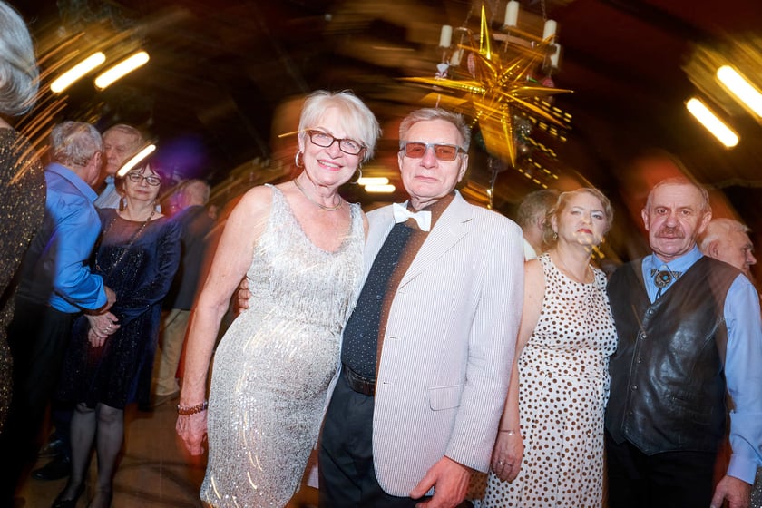 Bal seniorów w stylu lat 80. w restauracji Letniej przy wrocławskim zoo.
