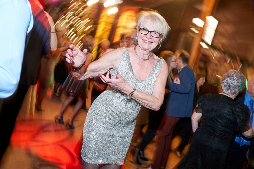 Bal seniorów w stylu lat 80. w restauracji Letniej przy wrocławskim zoo.